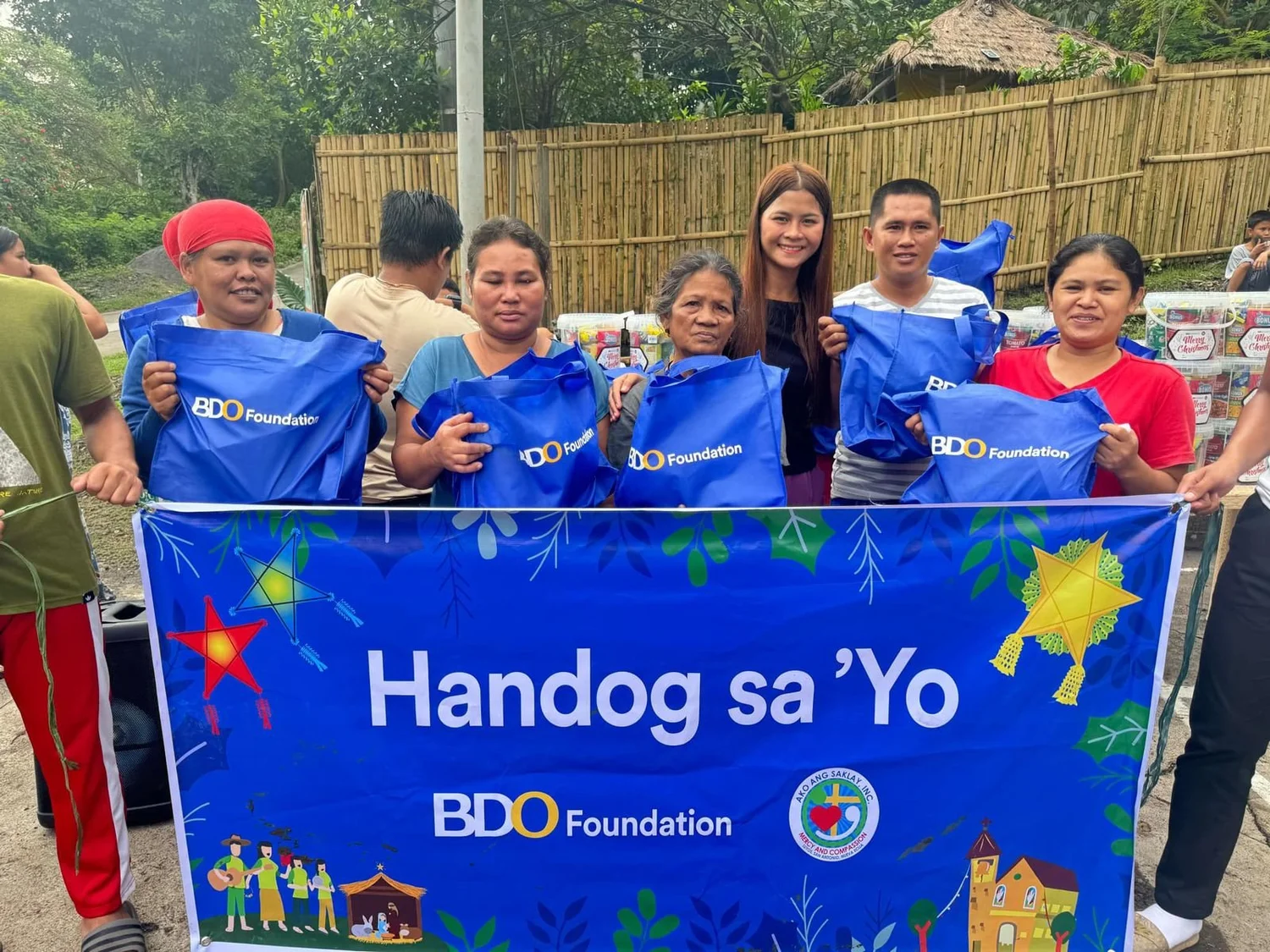 Ako Ang Saklay and partners distributing community aid